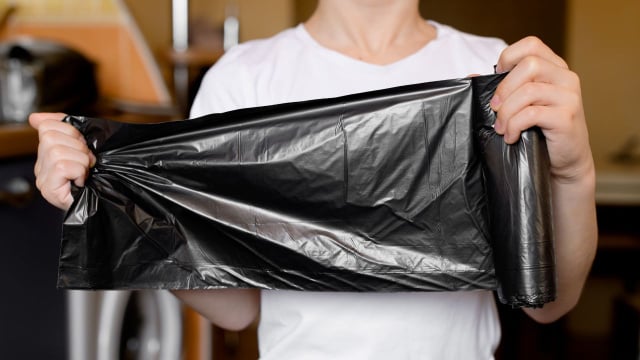 Sabia disso? Detalhe muito ignorado na embalagem do saco de lixo indica se ele é frágil ou mais resistente