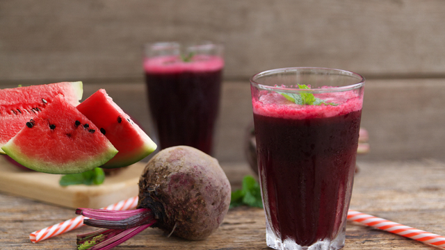 Estou viciada nesse suco de beterraba com melancia que aprendi com a minha nutricionista: é delicioso e com benefícios maravilhosos para a saúde