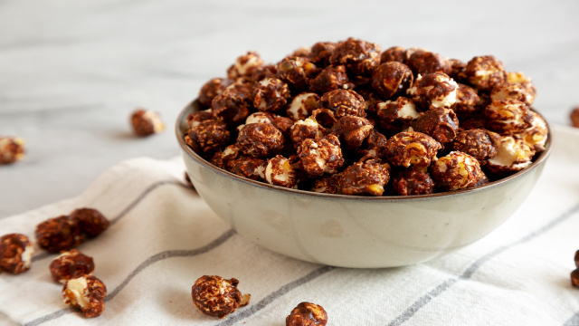 Pipoca doce de chocolate: receita fácil é a favorita aqui em casa, a família toda devora em minutos!