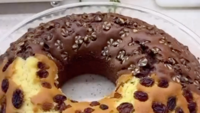 Truque com copo assa bolo sem forma com furo central no meio: fica certinho!