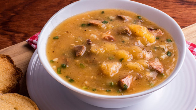 O caldo de vaca atolada é um tesouro da culinária brasileira! (Créditos: Shutterstock)