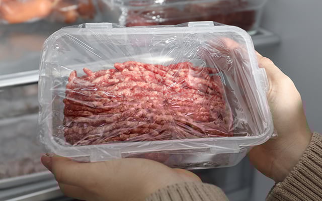 O que fazer se a carne moída ficar cinza na geladeira? Saiba o que isso significa e quando é melhor descartar o alimento