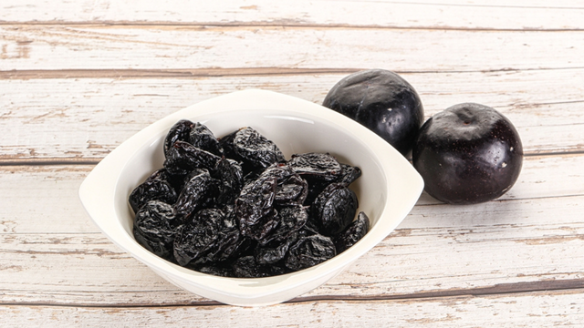 Ameixas secas são fonte de fibras, antioxidantes e minerais importantes para o organismo. (créditos: Shutterstock)