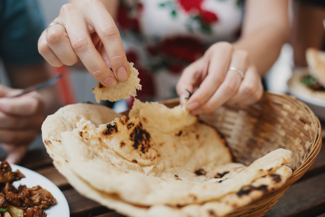 O pão árabe estraga muito rápido? Veja como fazer as massas finas durarem mais usando um truque simples