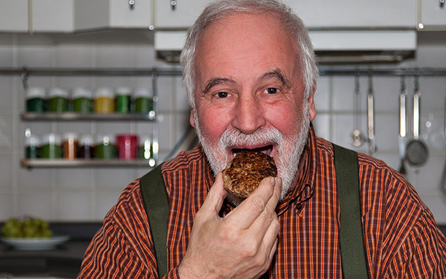 Estudo revela que quem come carne tem maior probabilidade de viver até os 100 anos, mas há um porém
