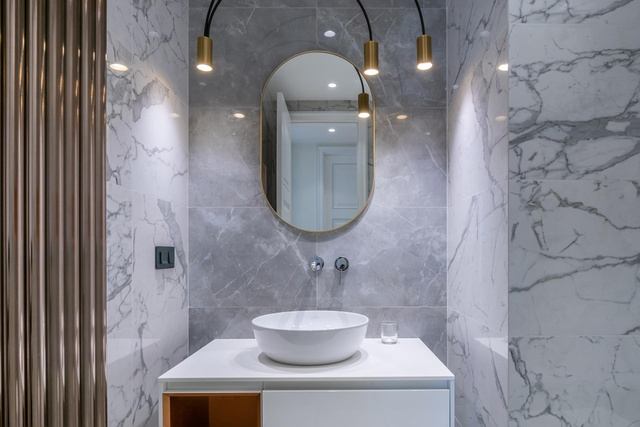 O segredo proibido na decoração: o surpreendente motivo para nunca colocar um espelho em frente à porta do banheiro