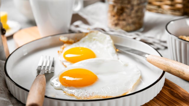 Consumir ovos no café da manhã ou no jantar é uma ótima ideia, mas combiná-los com este alimento aumentará a absorção de proteínas