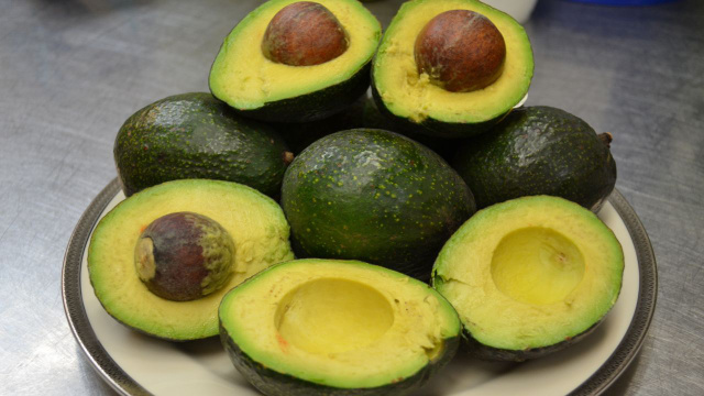 Nunca mais joguei fora a casca do abacate depois que eu descobri que ela vale ouro para minha casa e para mim!