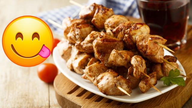 Como preparar um delicioso espetinho de frango no fogão para um almoço descontraído