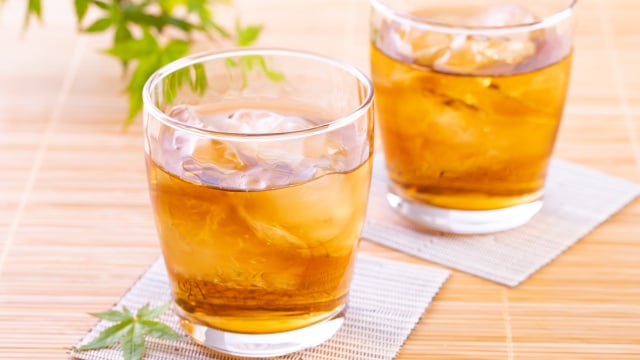 Os japoneses bebem isso todos os dias no verão: não contém cafeína, auxilia na digestão e é bom para os vasos sanguíneos