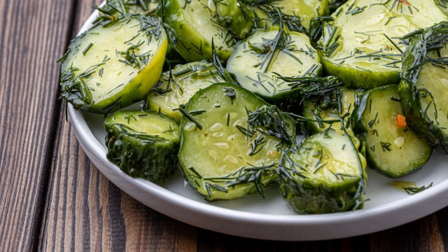 Eu agito o frasco e, em menos de uma hora, todos pedem mais. Os pepinos aromáticos se preparam sozinhos para o jantar