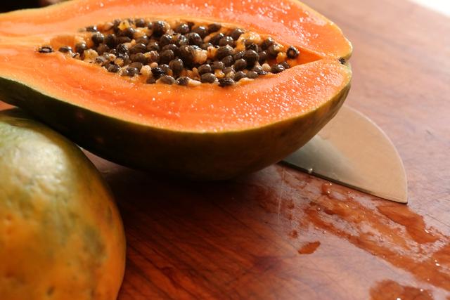 Mamão além da prisão de ventre: descubra outros benefícios da fruta para a sua saúde