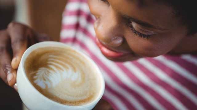 Descubra 5 maneiras de apreciar o café como uma mulher saudável, sem destruir o colágeno ou prejudicar o seu sono!