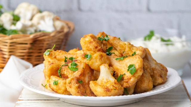 Essa é a melhor couve-flor que já comi na vida: receita empanada fica muito crocante e sequinha