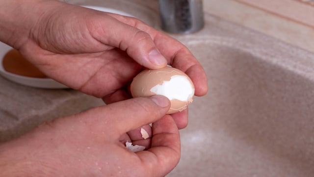 Como descascar um ovo cozido de forma perfeitamente lisa e limpa! Um segredo da Associação Japonesa de Ovos