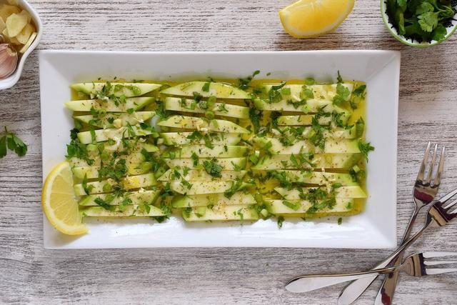 Leve, farta, refrescante e sem forno: essa receita de abobrinha é um jantar saudável perfeito para o final do dia