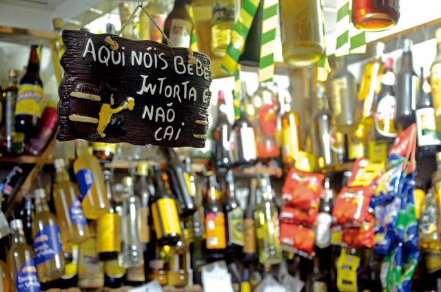 A Lapa é o bairro carioca ideal para quem gosta de provar uma variedade de rótulos de cachaça (Créditos: Alexandre Macieira/Riotur)