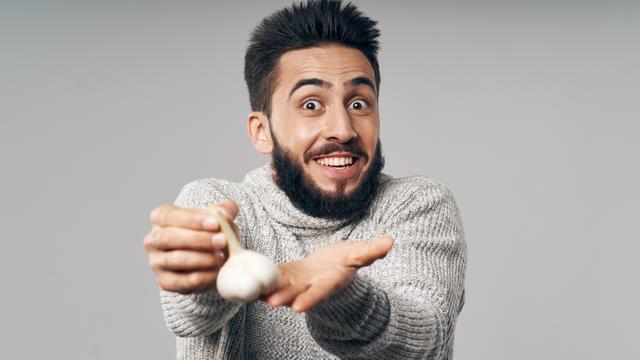 É o fim do bafo de alho! Estudo descobre alimento que neutraliza mau hálito