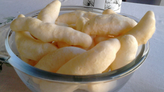 Biscoito de polvilho frito perfeito para a hora do café: receita fácil é crocante por fora e macia por dentro