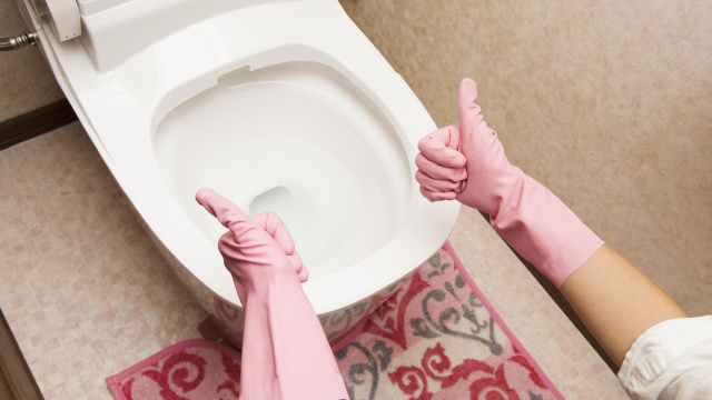 Nunca mais esfreguei vaso sanitário desde que descobri como fazer essas bombas de limpeza caseira