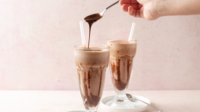 Perfeito para os amantes de brigadeiro, essa bebida é docinha e muito gelada (Créditos: Shutterstock)