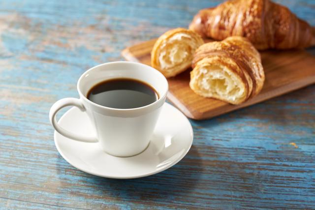 Aquele café matinal que você adora pode não fazer o efeito que você acha que ele faz, segundo um estudo neurocientífico