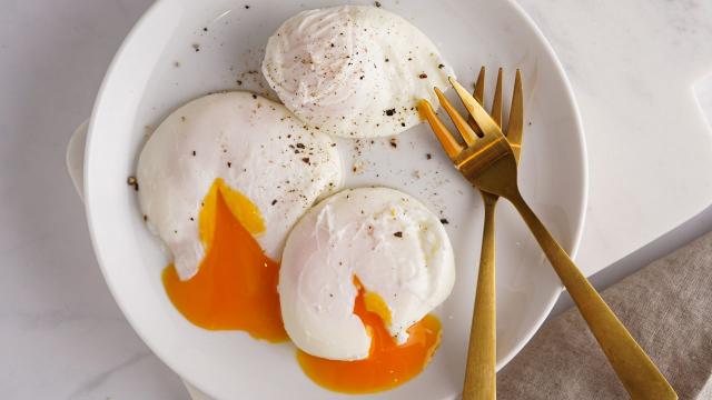 Café da manhã de rico: faça ovos escalfados com truque simples e rápido que deixa o prato muito chique