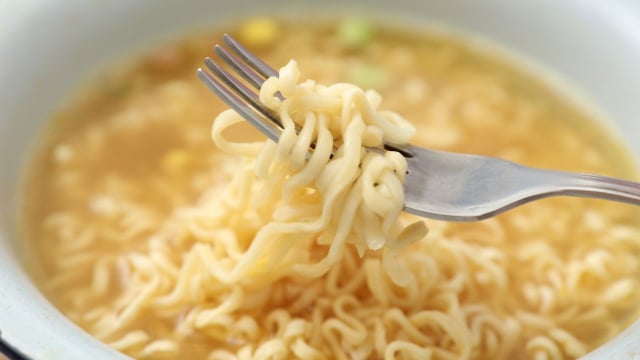 Descobri o tempero secreto que deixa o miojo caseiro igualzinho ao do mercado e vou te ensinar a receita prática para almoço ou jantar