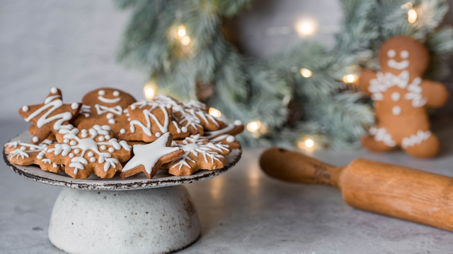 Descobri a massa perfeita do biscoito de Natal de gengibre e especiarias: tem que usar açúcar mascavo e mel