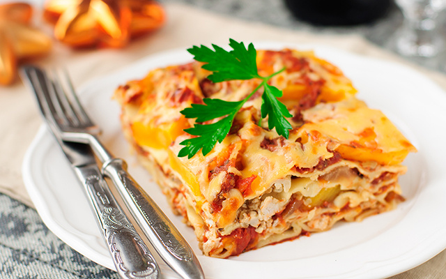 Essa lasanha cremosa com abóbora, provolone e cogumelos porcini é digna de chef italiano, mas você faz o almoço gourmet rapidinho em casa