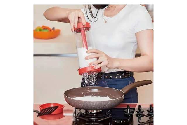 Peneira, armazena e aplica a goma direto na frigideira (Divulgação: Mercado Livre).