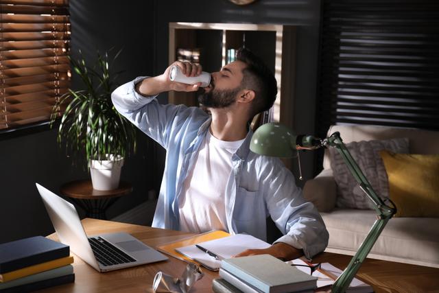 Não beba energético puro ou combinado com álcool sem antes saber dos perigos à saúde, segundo estudo
