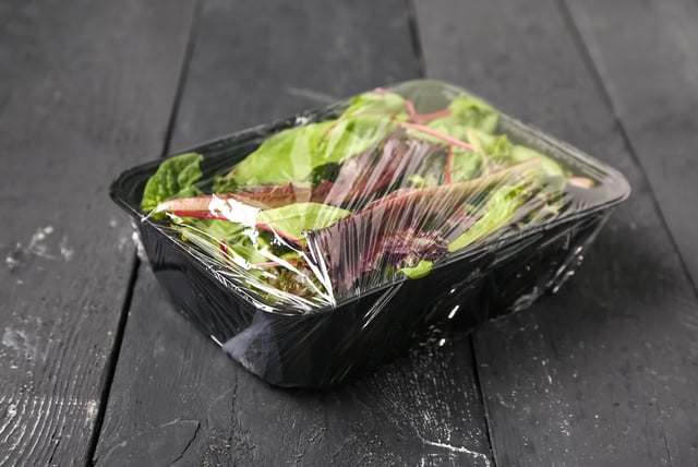 Excesso de água e gotículas dentro do pacote podem indicar problemas na conservação da salada. (créditos: Shutterstock)