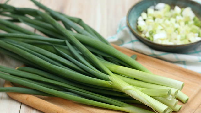 "Eu deveria ter feito isso há muito tempo, em vez de congelar"... O método para armazenar cebolinhas que está em alta entre as donas de casa experientes