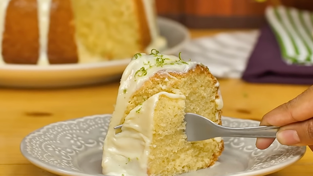 Sabor de limão e cobertura cremosa para deixar qualquer lanche mais especial. (Foto: TudoGostoso)