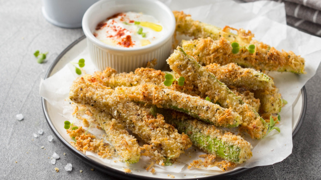 Nem refogada, nem no forno: esses palitos crocantes de abobrinha são perfeitos para servir como petisco ou entrada