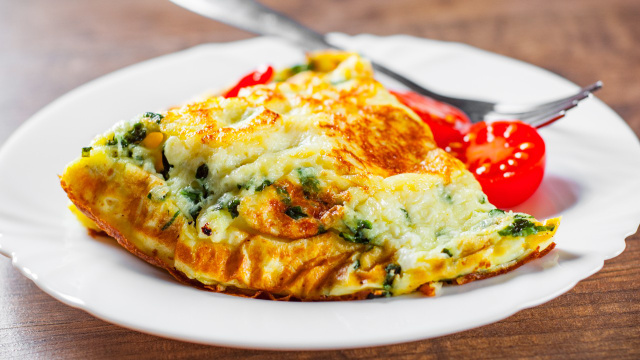 Aprendi a gostar de espinafre com essa receita de omelete: poucos ingredientes, fácil e muito rápida de fazer!