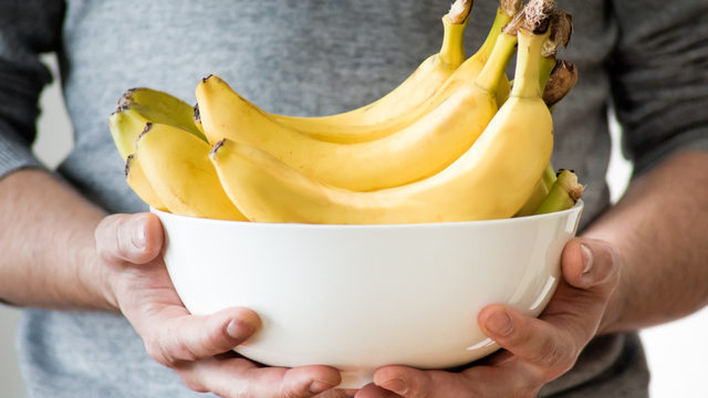 Rica em potássio, magnésio e triptofano, a banana ajuda a relaxar o corpo e aumenta a sensação de saciedade. (créditos: Shutterstock)