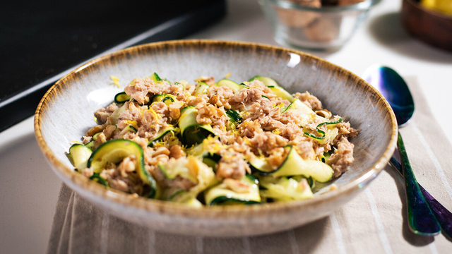 Com abobrinha e atum em lata você tem um jantar delicioso e saudável em menos de 10 minutos
