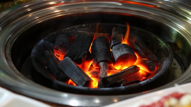 Brasa uniforme é o que garante carne no ponto e menos fumaça no quintal. (Foto: Shutterstock)