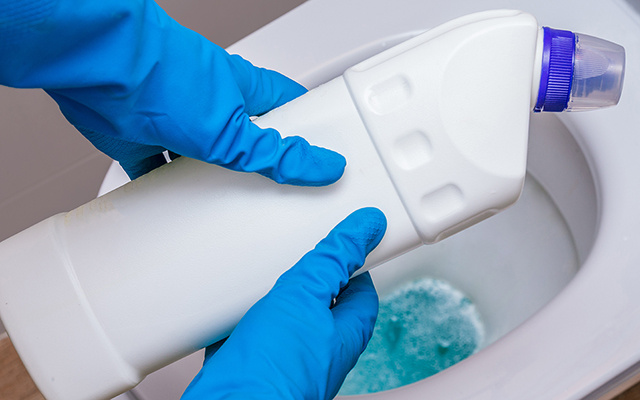 Banheiro não precisa ser lavado com água sanitária: a realidade polêmica que Dr. Bactéria alerta!