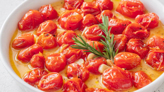 Salada de tomate-cereja e alho assada no forno: um acompanhamento perfeito para qualquer refeição