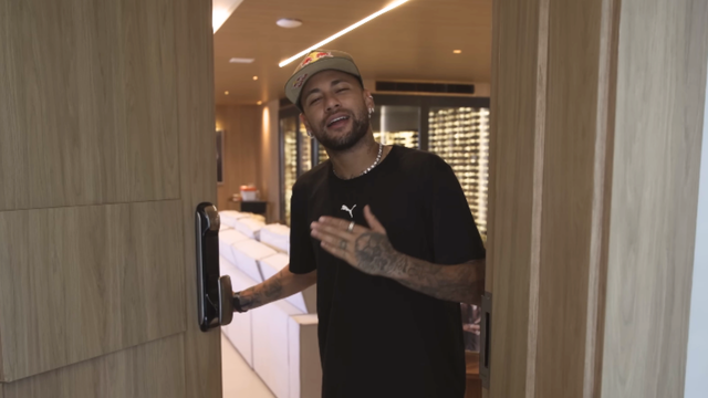 O refúgio de Neymar na Costa Verde do Rio vai muito além de uma mansão: propriedade de  10 mil m² é cercada pela natureza, tem campo de futebol, piscinas, quadras esportivas, adega, heliponto exclusivo e até kartódromo