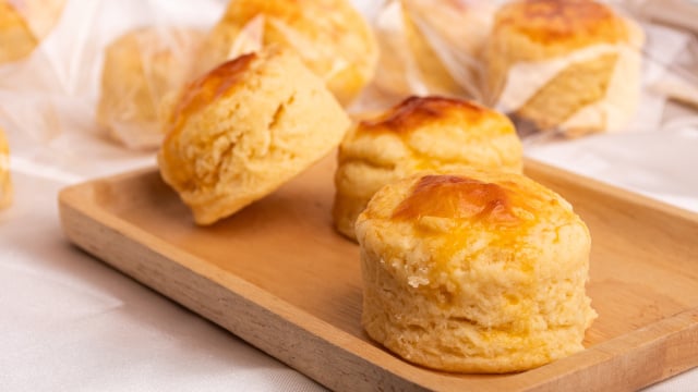 Essa receita rápida parece pão de queijo, mas tem uma diferença: aprenda a fazer scones de queijo quentes