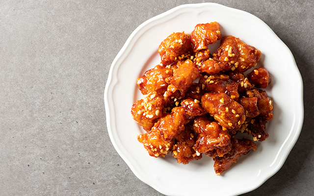 Frango ao molho de laranja e mel fica incrível mesmo depois de congelar: atenção ao momento certo de adicionar a laranja para não amargar