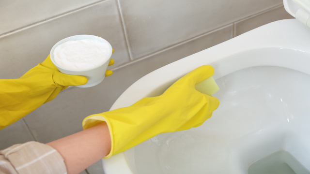 Por que jogar sal no vaso? O passo a passo para o truque que está viralizando na internet e nas casas brasileiras