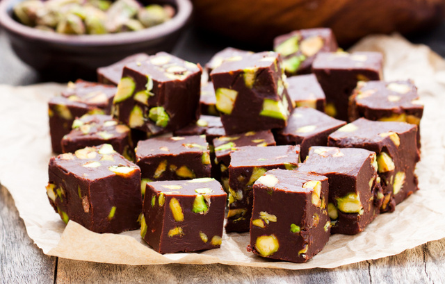 Sobremesa de chocolate com pistache de 5 ingredientes SEM FORNO é um presente de Natal pra você e sua família