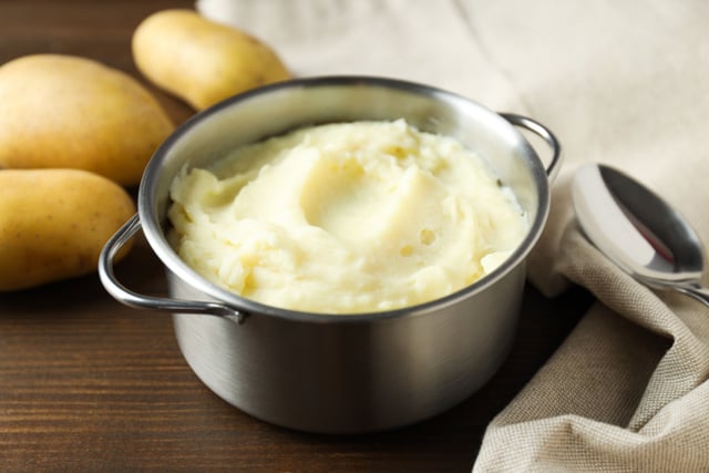 Truque caseiro para dessalgar o purê de batata deixa o acompanhamento no ponto de sal e mais cremoso