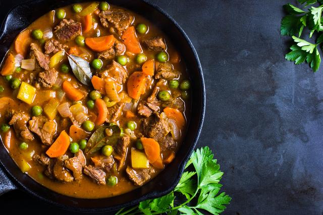 Frigideira com acém e legumes (Créditos: Shutterstock)