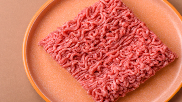 Carne moída fresca e bem preparada após um processo de descongelamento seguro e correto. (Foto: Shutterstock)